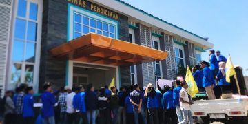 Aksi unjuk rasa PC PMII Bangkalan di Kantor Dinas Pendidikan. Foto: Bacaini/Rusdi