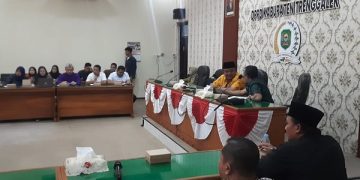 Proses hearing Forum Masyarakat Peduli Anak di Kantor DPRD Trenggalek. Foto: Bacaini/Aby