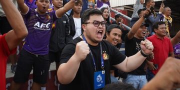 Ekspresi Mas Dhito saat mendukung Persik Kediri di Stadion Brawijaya. Foto: Ist