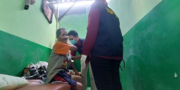 Salah seorang lansia melakukan pemeriksaan kesehatan. Foto: Bacaini/AK.Jatmiko