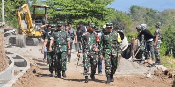 Peninjauan perbaikan jalan, salah satu program TMMD 117 Kodim 0809 Kediri di Kelurahan Pojok. Foto: Bacaini/AK.Jatmiko