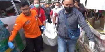 Proses evakuasi jasad ibu dan anak di Karangploso Malang. Foto: Ist