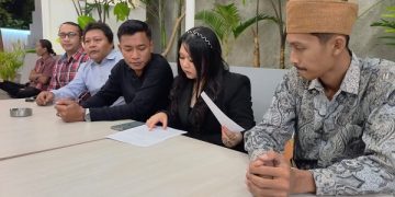 Keluarga korban pembunuhan di Ngantru bersama Tim Hukum Hotman 911. Foto: Bacaini/Setiawan