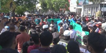 Aksi massa di depan Kantor Kejaksaan Negeri Jombang. Foto: Bacaini/Syailendra