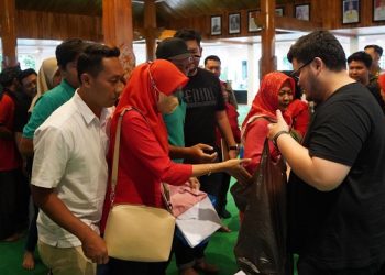 Gelar Jumat Ngopi, Mas Dhito Bagikan Bendera Merah Putih