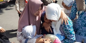 Salah satu jemaah haji asal Trenggalek yang dijemput keluarganya. Foto: Bacaini/Aby
