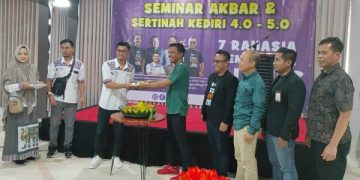 Prosesi serah terima amanah Komunitas TDA Kediri. Foto: Bacaini/AK.Jatmiko