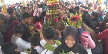 Warga berebut tumpeng raksasa hasil bumi Kampung Adat Segunung. Foto: Bacaini/Syailendra