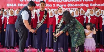 Prosesi pengukuhan siswa-siswi SMA Dharma Wanita 1 Pare Boarding School. Foto: Ist