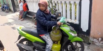 Salah satu warga yang mengaku kesulitan mendapat LPG 3Kg. Foto: Bacaini/AK.Jatmiko