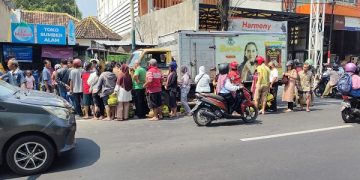 Antrean panjang mengular di pangkalan LPG di Kota Kediri. Foto: Bacaini/AK.Jatmiko