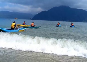 Antusias Nelayan Ikuti Balap Perahu Tradisional di Pantai Mutiara