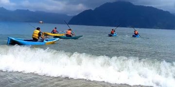 Para peserta balap prahu kunting di Pantai Mutiara Trenggalek. Foto: Bacaini/Aby