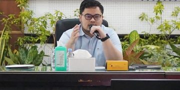 Mas Dhito saat membahas pembangunan stadion baru Kabupaten Kediri. Foto: Ist