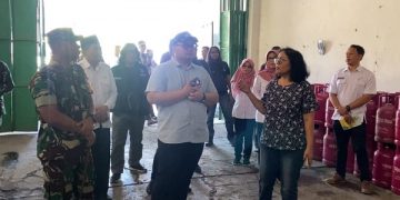 Mas Dhito saat sidak LPG 3 Kilogram di Kecamatan Pare. Foto: Bacaini/AK.Jatmiko