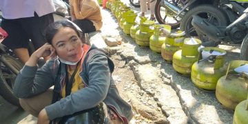 Emi Ita Kasih, pedagang kerupuk yang tengah mengantre di pangkalan LPG 3 Kg. Foto: Bacaini/AK.Jatmiko