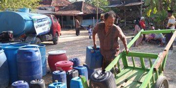 Antusias warga Desa Pangeleyan setiap kali dapat bantuan air bersih. Foto: Bacaini/Rusdi