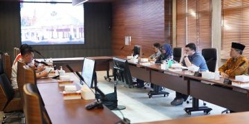 Mas Dhito saat rapat koordinasi bersama Eksekutif Sales Area Manager Retail Kediri Pertamina. Foto: Ist