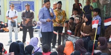 Wali Kota Kediri pada kegiatan penyerahan bantuan kain seragam. Foto: Ist