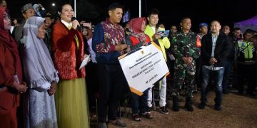 Wali Kota Kediri serahkan bantuan RTLH. Foto: Ist