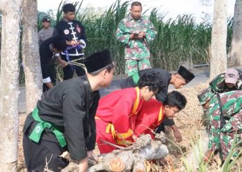 Karya Bhakti pembersihan lingkungan di Kelurahan Pojok, Kota Kediri. Foto: Ist