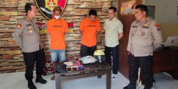Kedua pelaku pencurian sepeda motor bersama barang bukti yang berhasil diamankan polisi. Foto: Bacaini/AK.Jatmiko