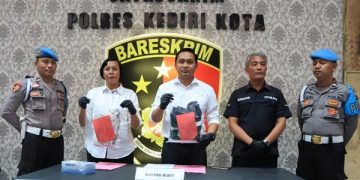 Kasatreskrim Polres Kediri Kota menunjukkan barang bukti dari tersangka SG. Foto: Bacaini/AK.Jatmiko