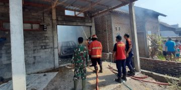Mobil Avanza di dalam gudang penyimpanan bawang merah ikut hangus terbakar. Foto: Ist