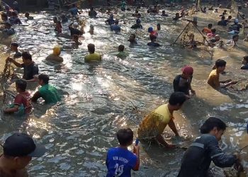 Ratusan Warga Berebut 1 Ton Ikan di Sumber Mata Air