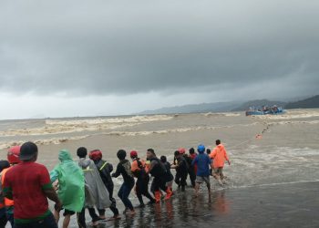 Evakuasi Dramatis, ABK Kapal Motor Ditarik Dengan Tambang ke Darat