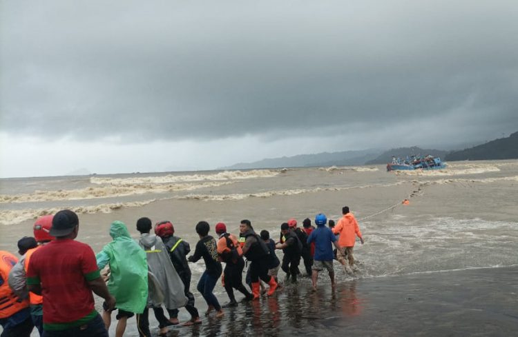 Evakuasi Dramatis, ABK Kapal Motor Ditarik Dengan Tambang ke Darat