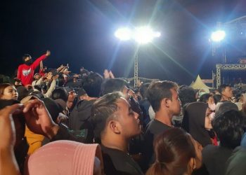 Penonton Musik di GOR Jayabaya Saling Lempar Botol