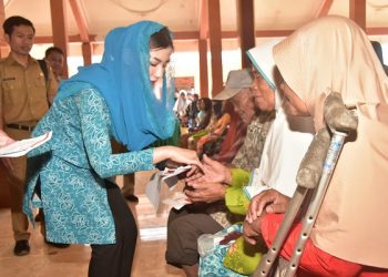 Novita Hardini saat mendampingi penyaluran bantuan PKH di Balai Desa Gandusari. Foto: Ist