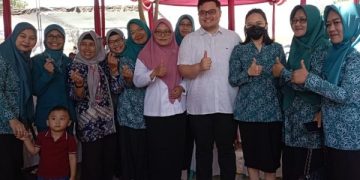 Mas Dhito berfoto bersama ibu-ibu PKK Desa Doko. Foto: Ist