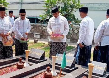 Anies Baswedan Temui Ibu Cak Imin di Jombang
