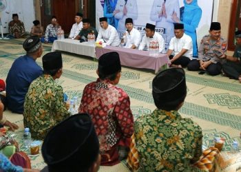 Bupati Arifin menutup Safari Ramadan di Masjid Darussalam, Desa Sawahan, Kecamatan Panggul. Foto: Ist