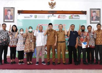 Wabup Syah bersama Tim Penilai Pemilihan Kampung Keluarga Berkualitas Provinsi Jawa Timur. Foto: Ist