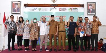 Wabup Syah bersama Tim Penilai Pemilihan Kampung Keluarga Berkualitas Provinsi Jawa Timur. Foto: Ist