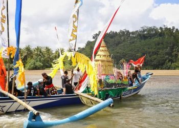 Prosesi larung tumpeng agung. Foto: Ist
