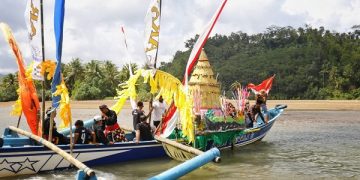 Prosesi larung tumpeng agung. Foto: Ist