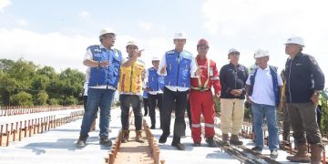 Wali Kota Kediri meninjau pembangunan Jembatan Bandar Ngalim. Foto: Ist