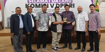 Wali Kota Kediri berfoto bersama rombongan Komisi V DPR RI. Foto: Ist