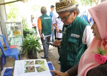 Tim penilai lapangan di salah satu kelurahan sasaran. Foto: Ist
