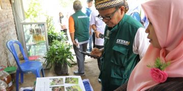 Tim penilai lapangan di salah satu kelurahan sasaran. Foto: Ist