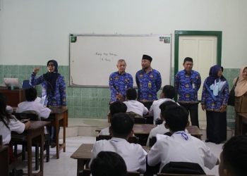 Pemantauan kegiatan MPLS di SMP Negeri 1 Kota Kediri. Foto: Ist