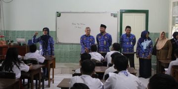 Pemantauan kegiatan MPLS di SMP Negeri 1 Kota Kediri. Foto: Ist