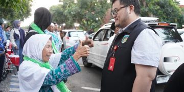 Mas Dhito saat ngobrol dengan salah satu jamaah haji di halaman Kantor Pemkab Kediri. Foto: Ist