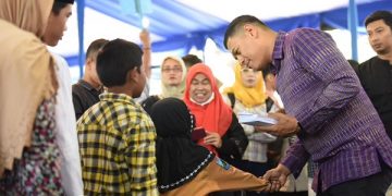 Wali Kota Kediri memberikan santunan kepada anak yatim di halaman Balai Kota Kediri. Foto: Ist
