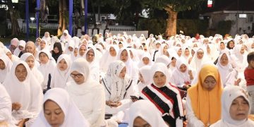 Jemaah khotmil Quran di halaman Balai Kota Kediri. Foto: Ist