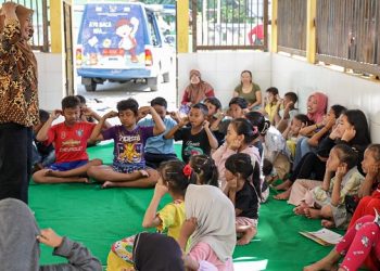 Kunjungan Dinsos dan YLPA Kediri disambut antusias anak-anak di Bapenda. Foto: Ist